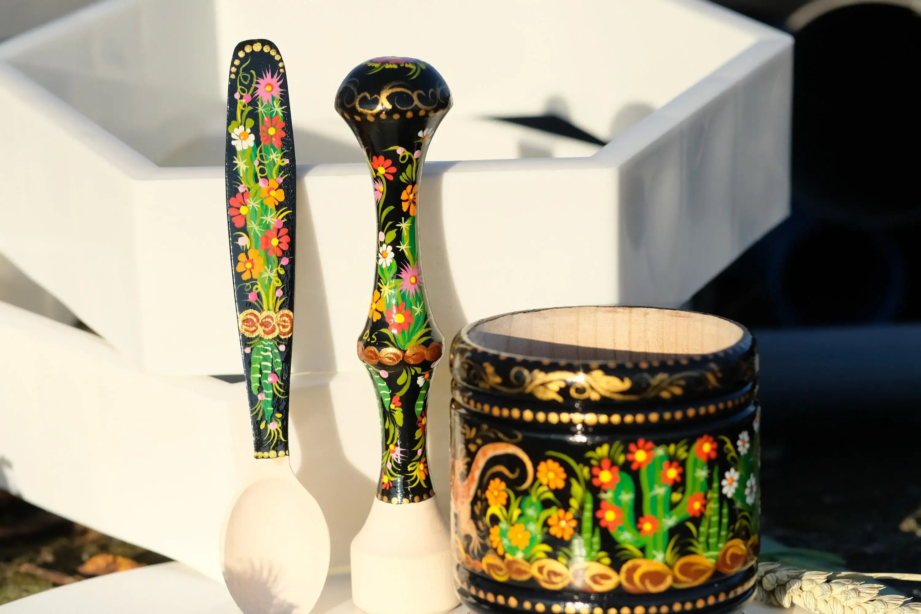 Wooden Mortar and Pestle Set - Hand-painted Salamander and Cactus Blossom Grinding Bowl, Golden and Black