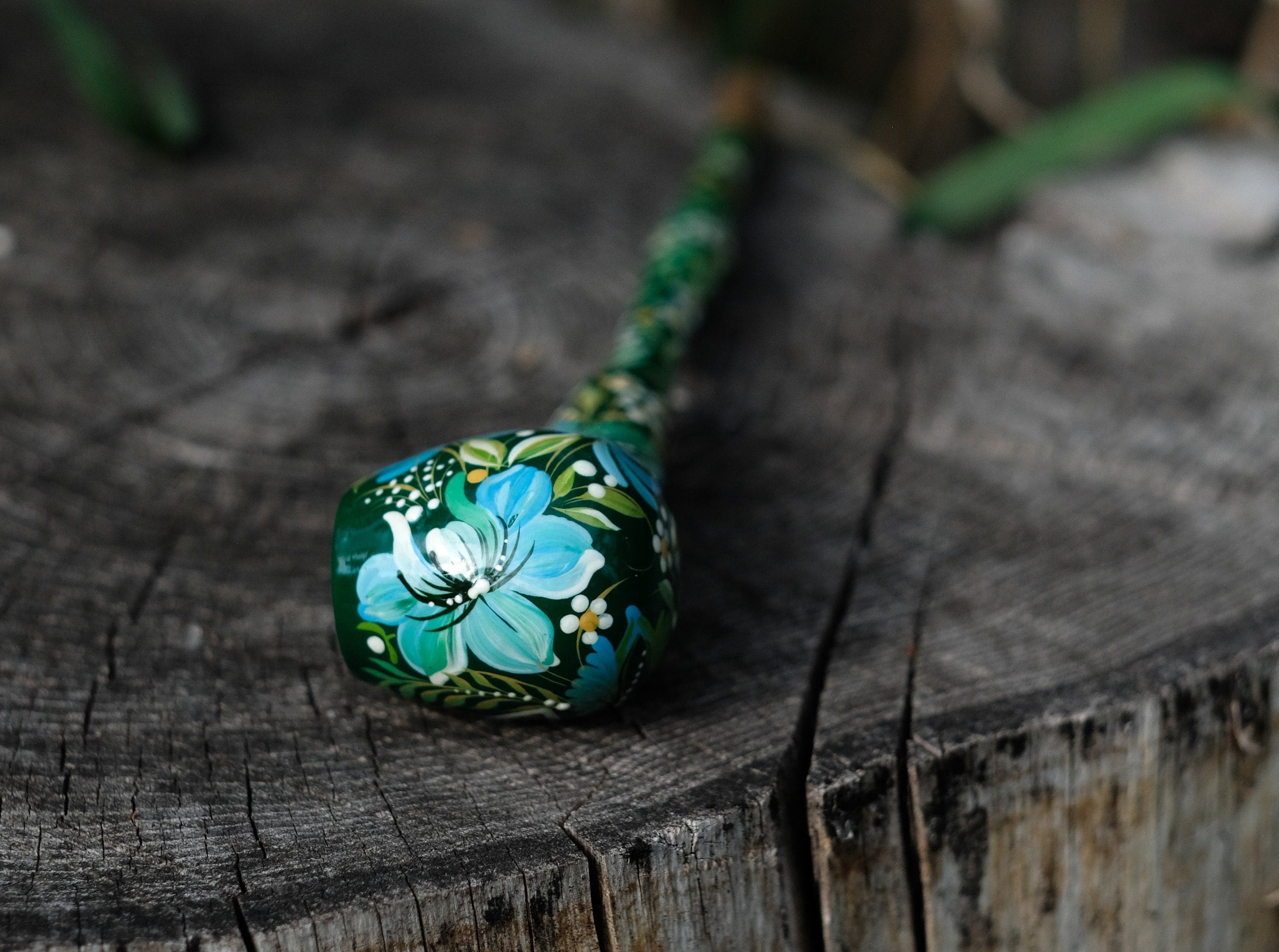 Painted Wooden Triquetra Smoking Pipe - Green Long Celtic Knot Tobacco Pipe