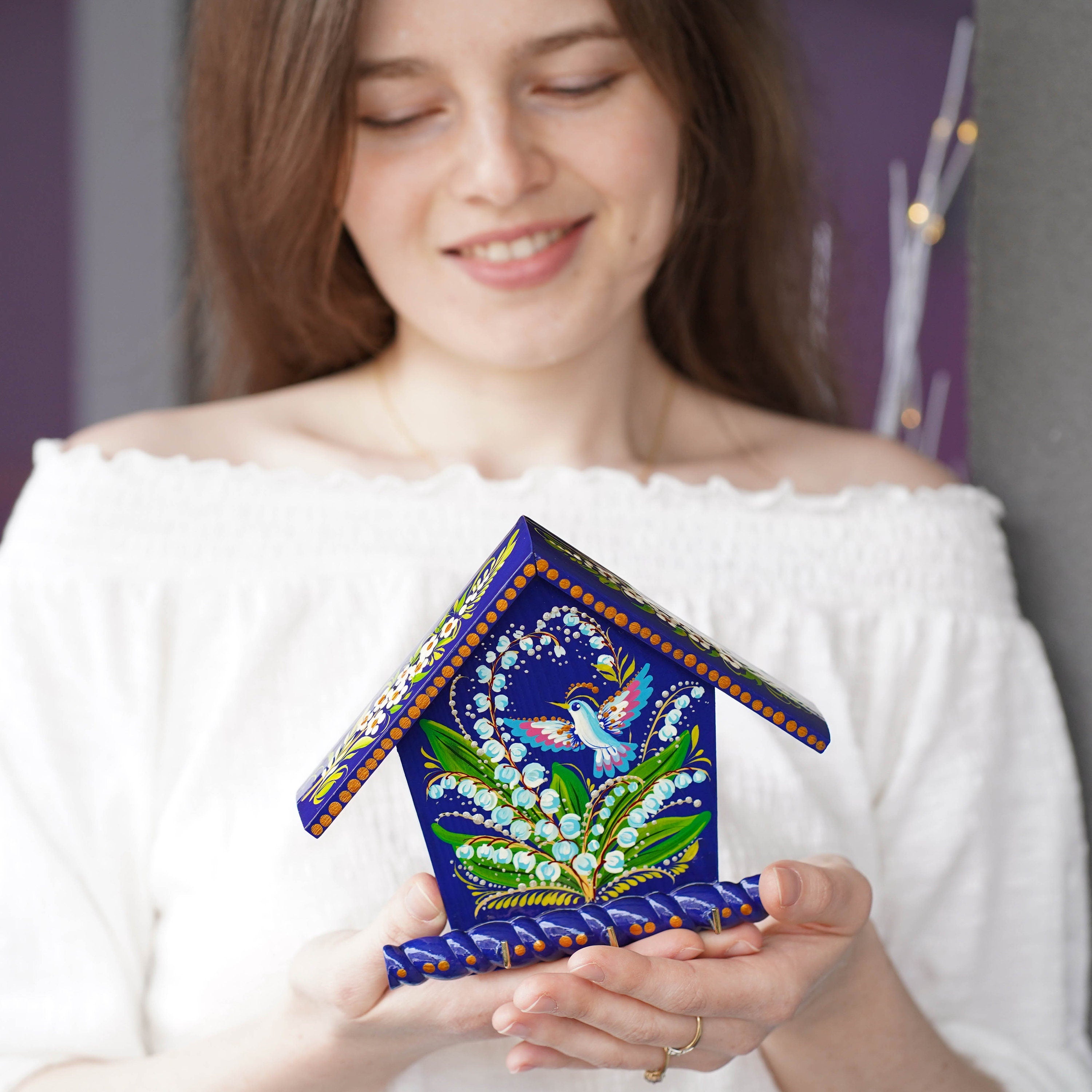 Key holder for wall, Hand-painted wooden Lilly of the Valley key holder, House shaped blue flower key holder, Handmade pigeon key holder