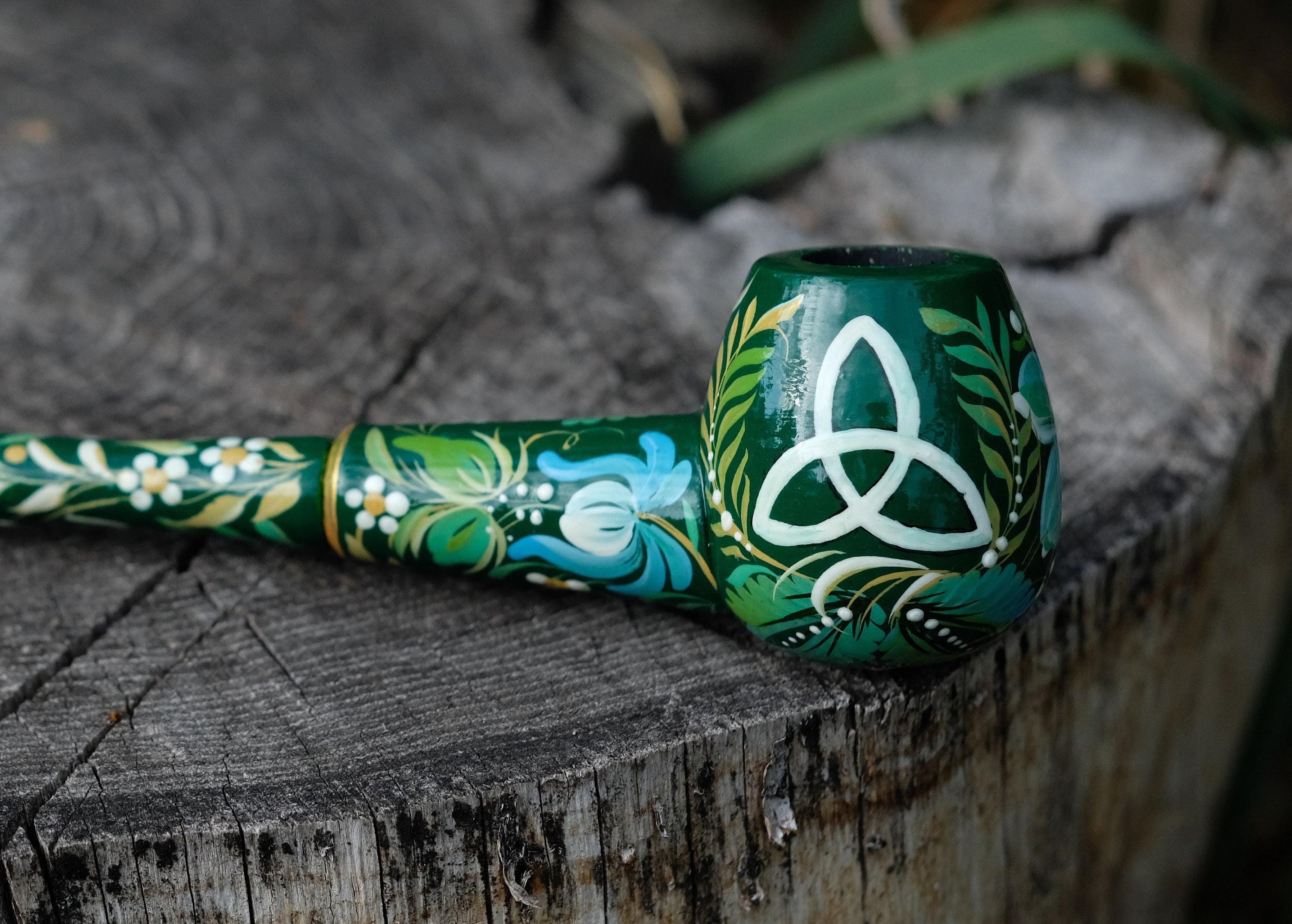 Painted Wooden Triquetra Smoking Pipe - Green Long Celtic Knot Tobacco Pipe