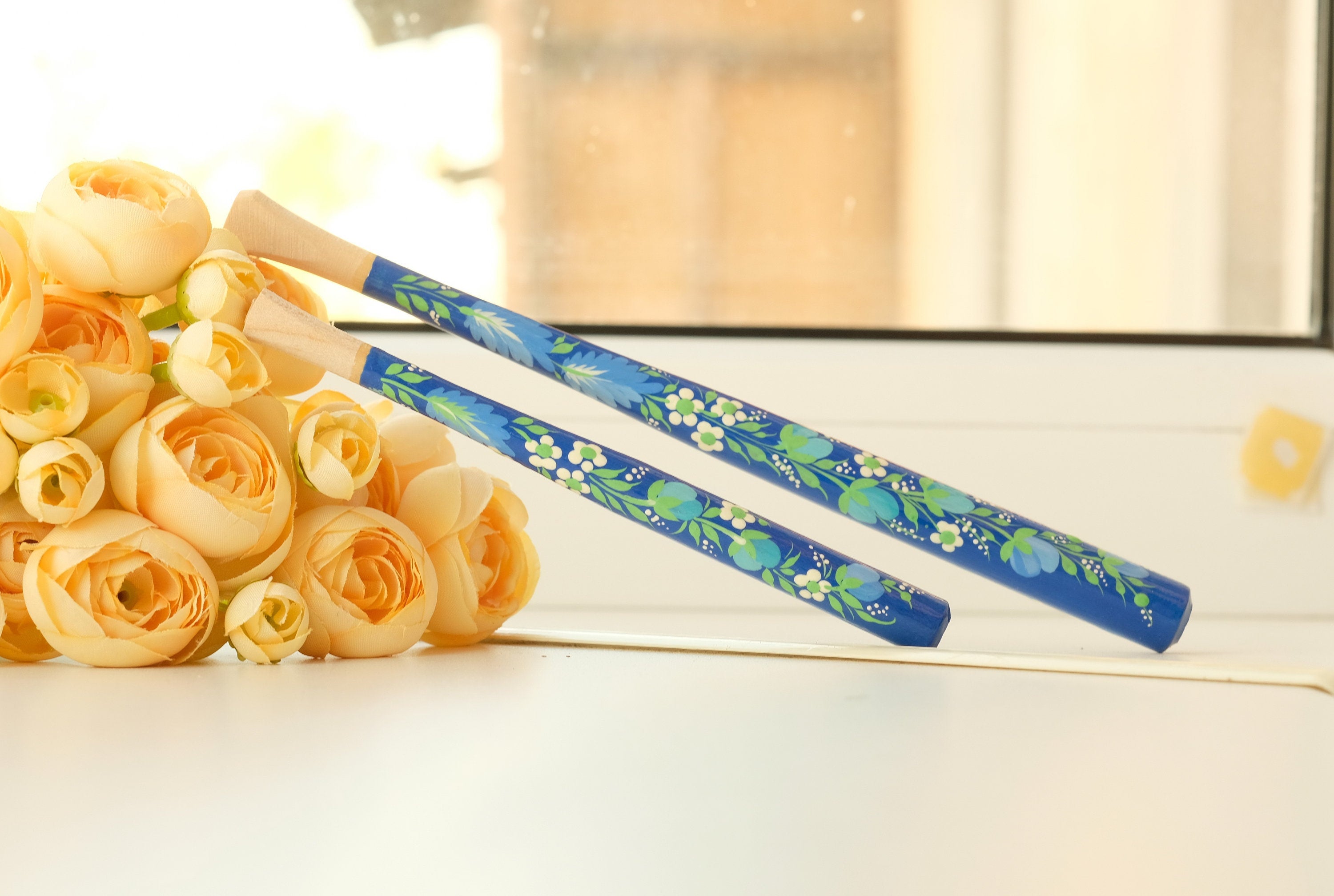 Painted Wooden Cigarette Holder - Regular & Slim - Blue Flower Mouthpiece with Ukrainian Folk Art Petrykivka